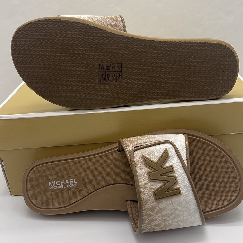 Michael Kors Slide Logo Sandals Palmer Ombré Signature
Husk 
NWT - Picture 4 of 16